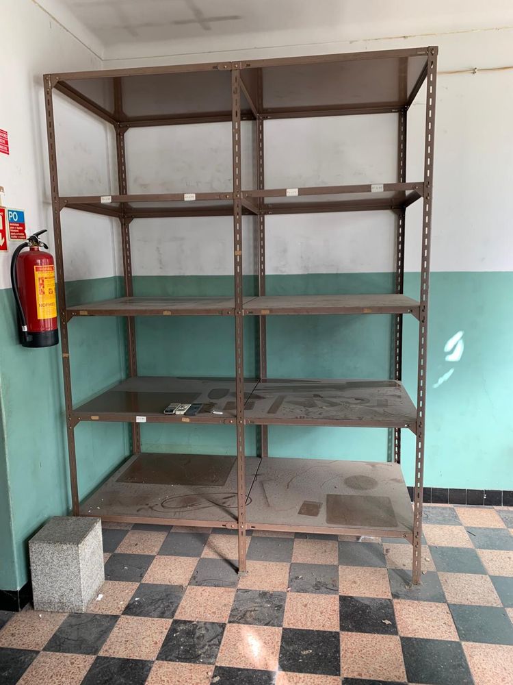 Vende-se armário com prateleiras para arrumação em metal de qualidade