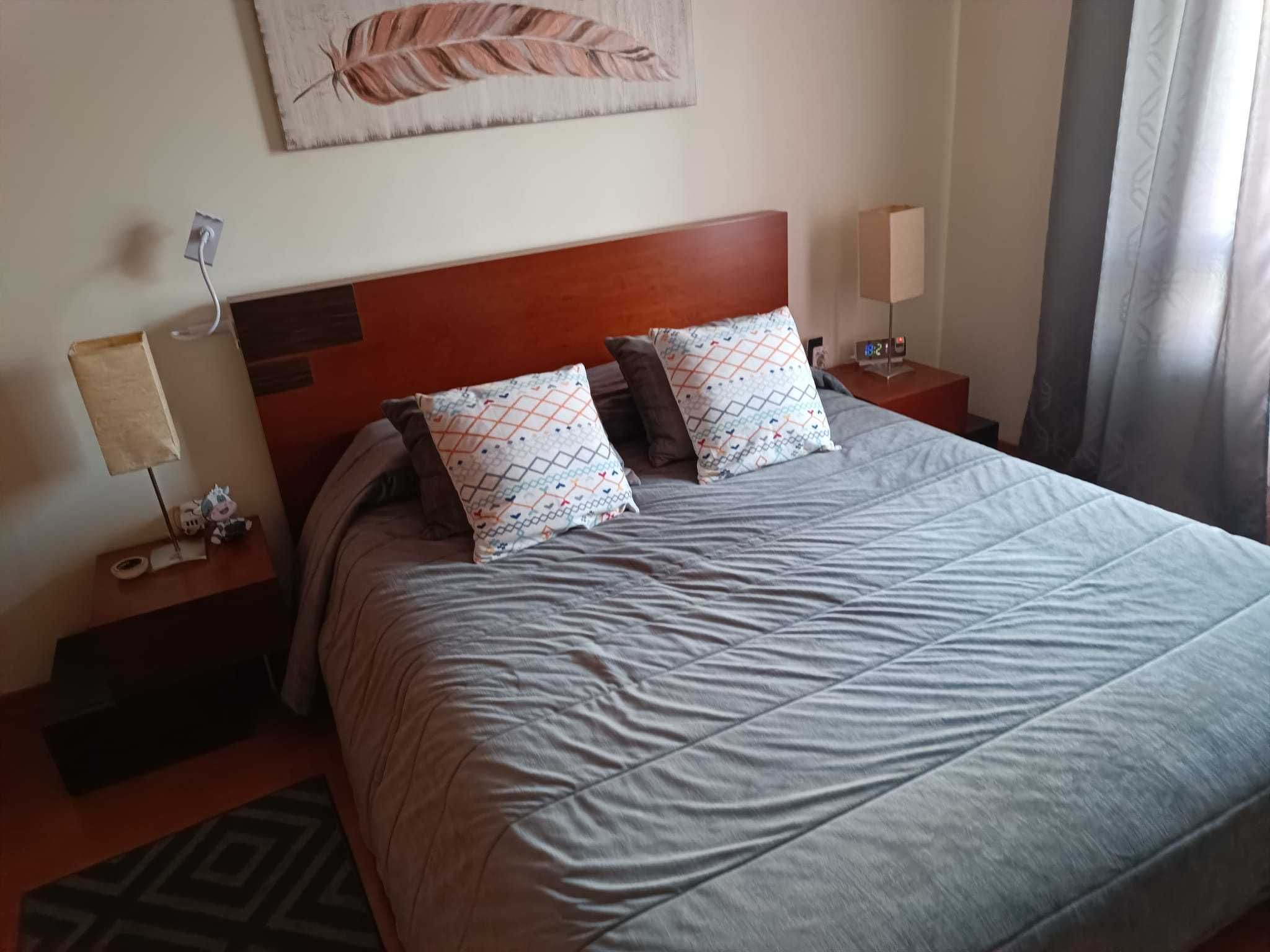 Cama, mesa cabeceira e camiseiro