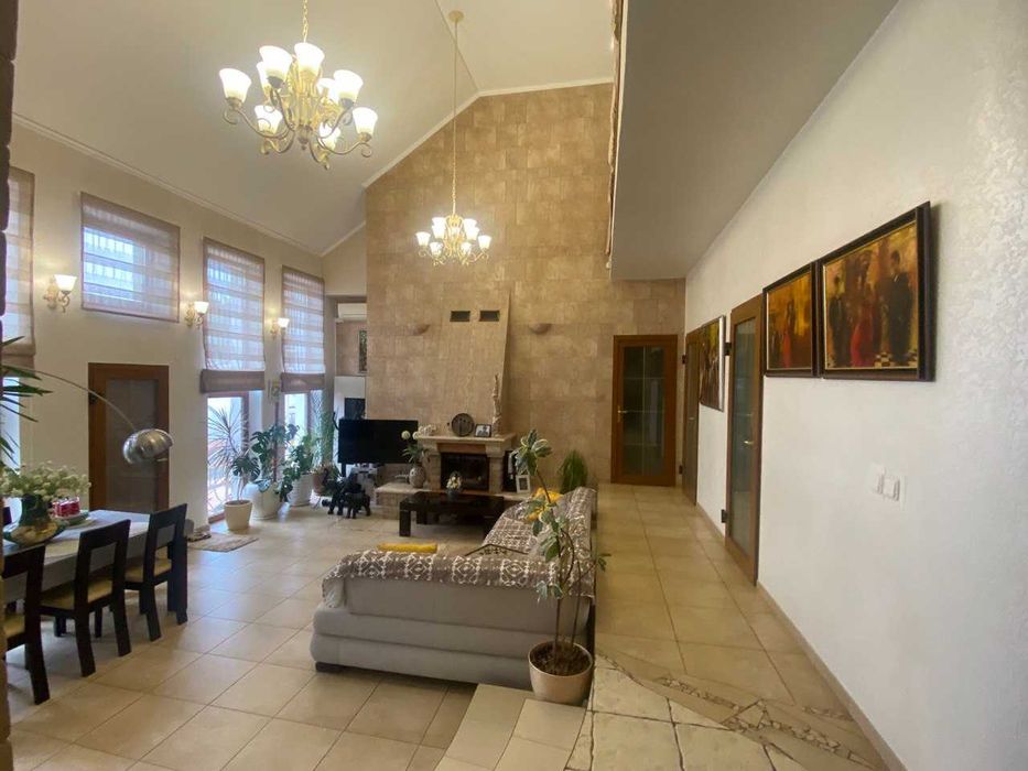 Просторий будинок 434 м² з басейном в Аркадійський провулок