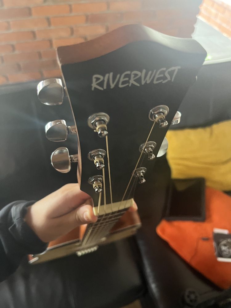 Gitara akustyczna RiverWest G-411/ pokrowiec/ stojak/ kapodaster