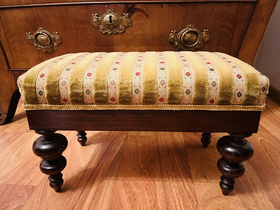 Antyk. Podnóżek. Mahoń lity. Austria XIX. Salon. Gabinet. Biedermeier.