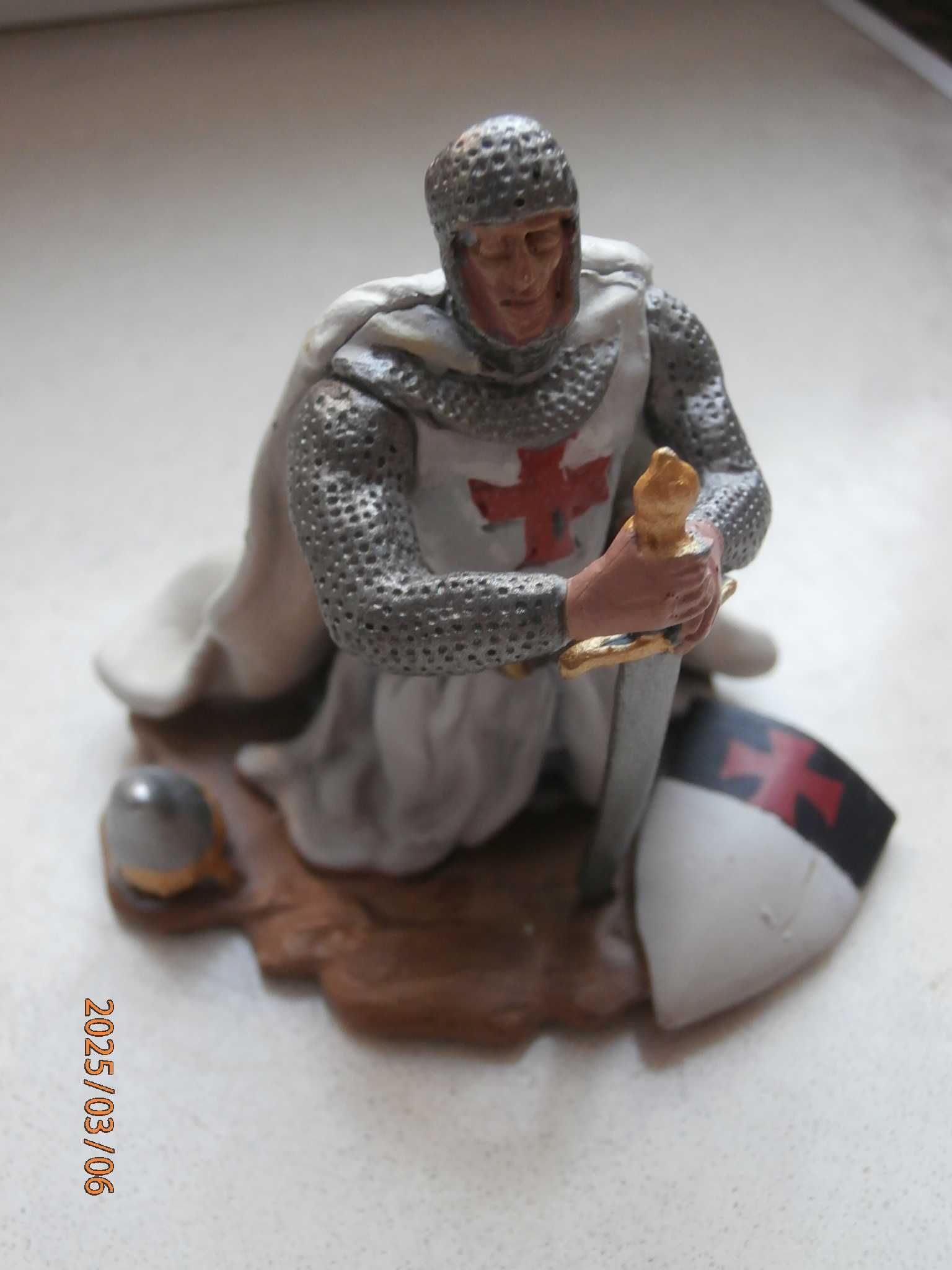 Figurka seria Templariusze firmy Hobby & Work Nr 22 Modlący się Templa