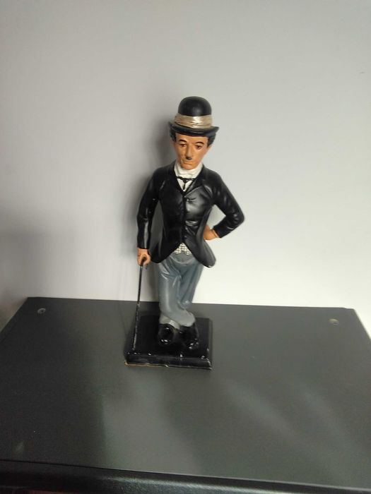 Figurka Charlie Chaplin porcelanowa.