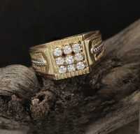 Duży pierścionek kwadrat pierścień sygnet z cyrkoniami kolor złoty