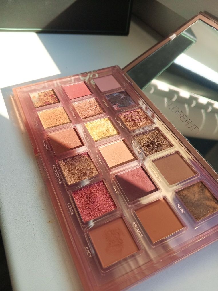 Huda Beauty Nude Naughty paleta