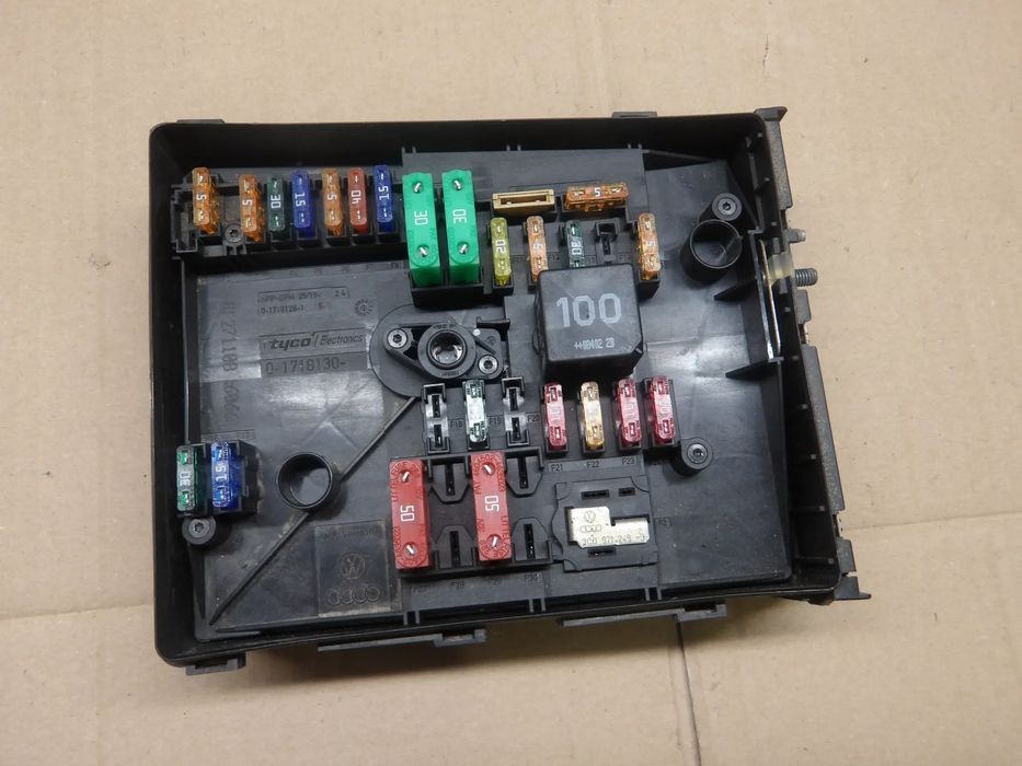 VW TOURAN I LIFT 06-10r. 2.0 TDI SKRZYNKA BEZPIECZNIKÓW 1K0937804G