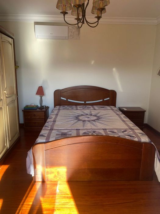 Mobília de Quarto (cama, cómoda, mesinhas de cabeceira)
