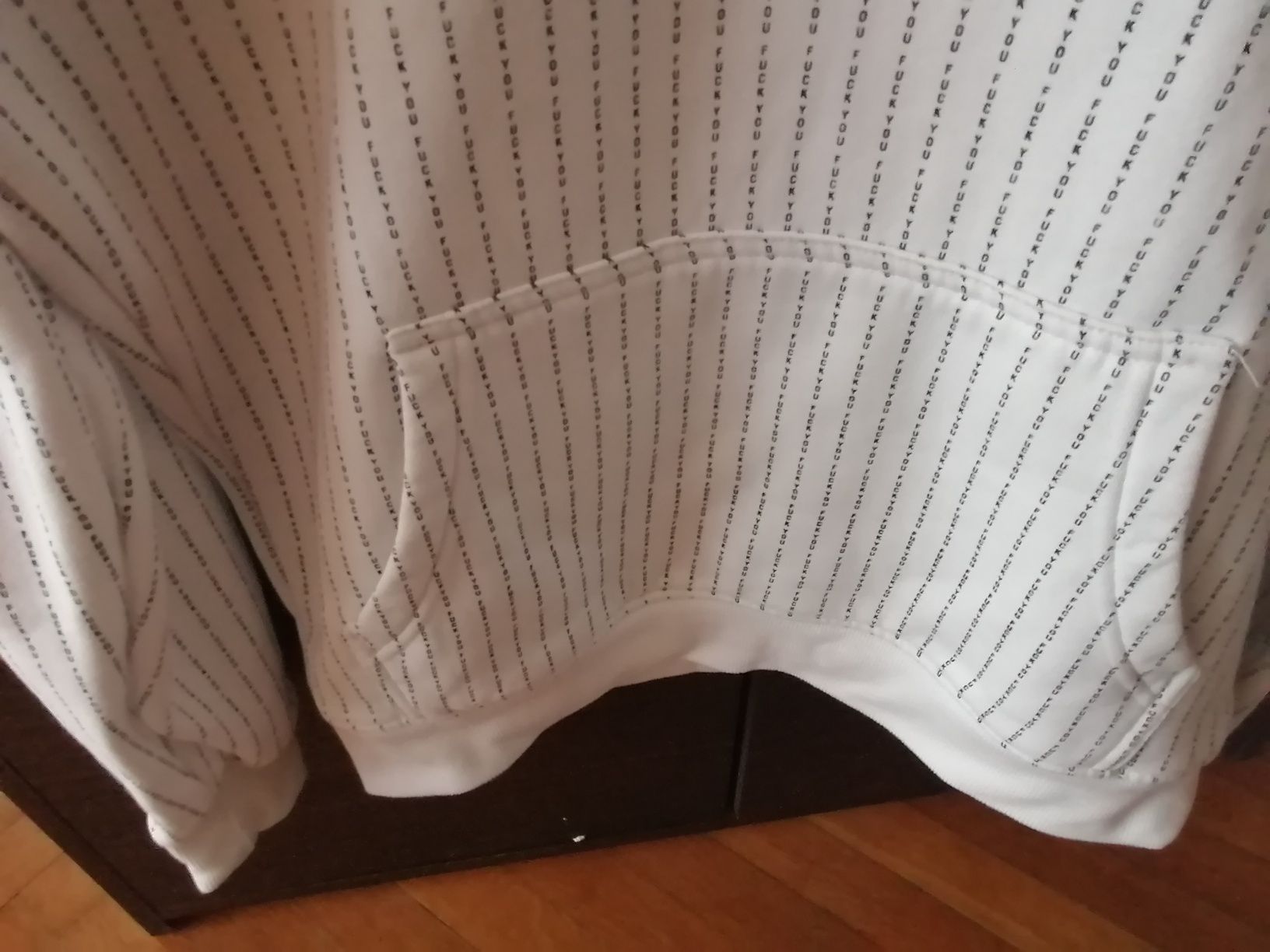 Wyjątkowa biała bluza z odważnym nadrukiem marki MISTER TEE