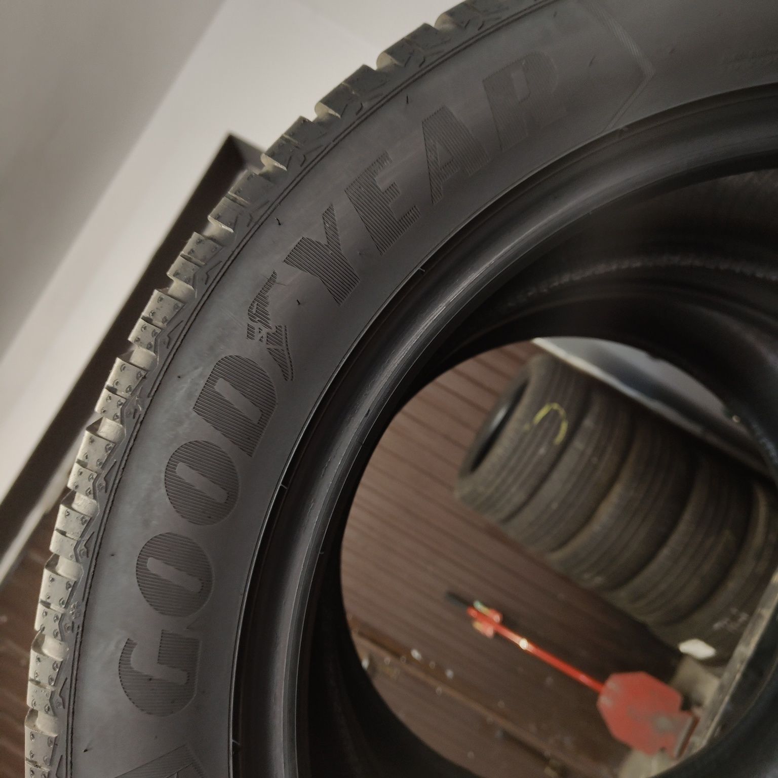 285/45/20 XL Sprzedam parę opon zimowych Goodyear