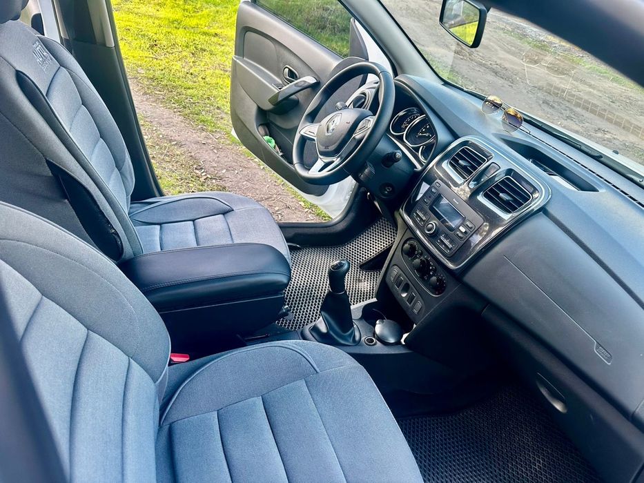 Продам автомобиль Рено Сандеро