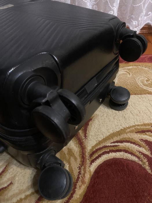 Валіза чорного кольру