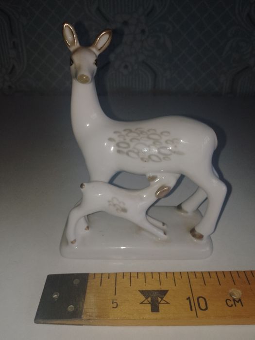 Продаються вироби з фарфору.