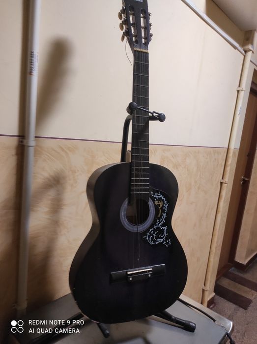 Stara gitara na stojaku