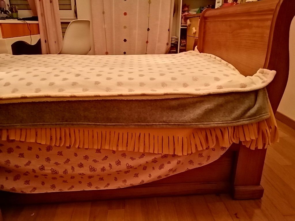 Cama com estrado e colchao