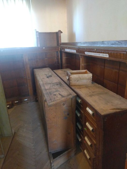 Угорські ретро меблі аптеки ,Будапешт