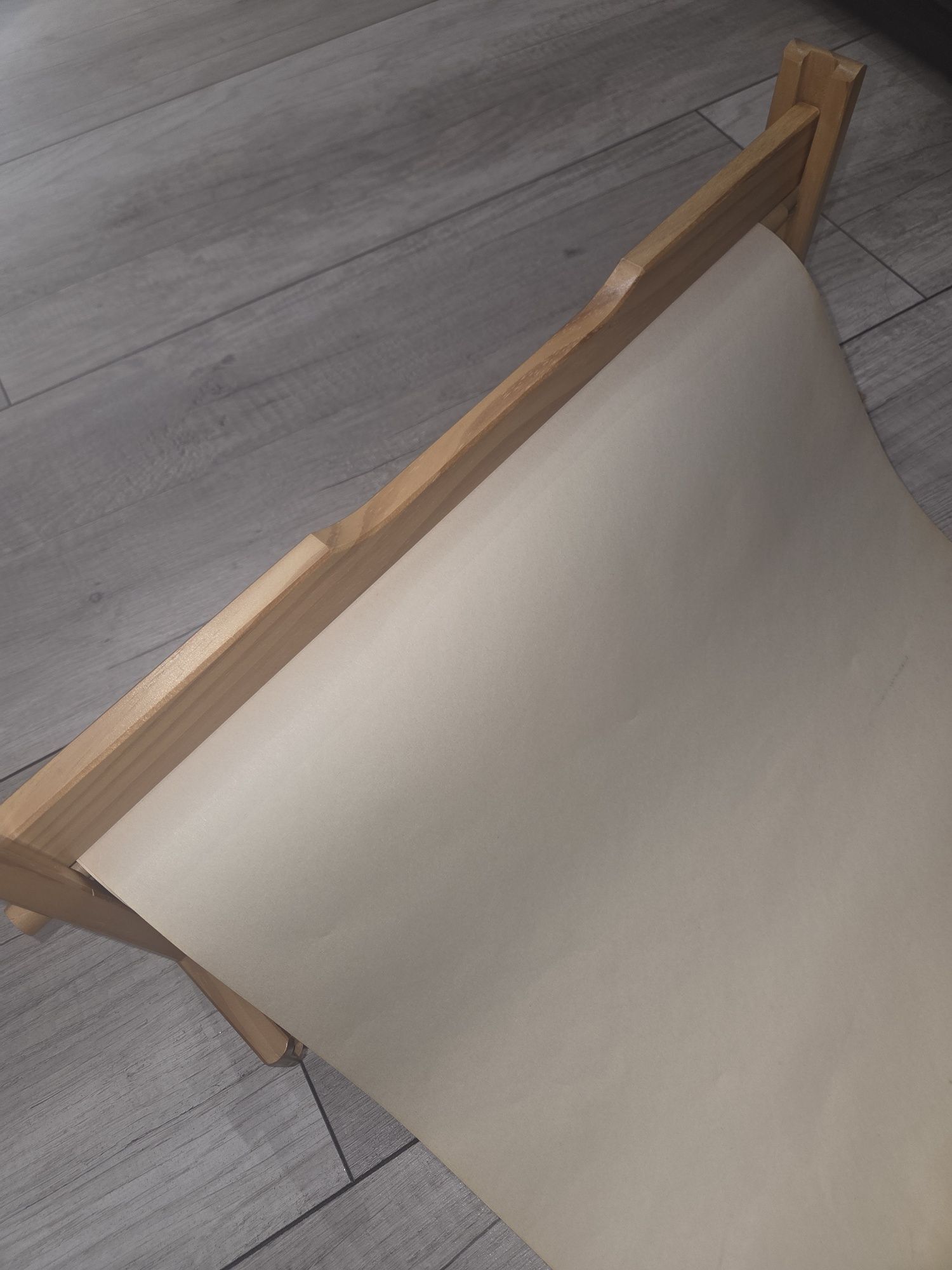 Drewniany stojak na papier Ikea