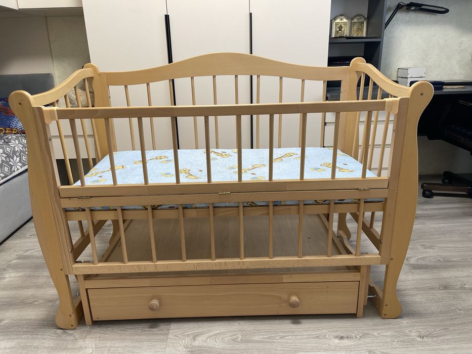 Дитяче ліжечко з матрацом