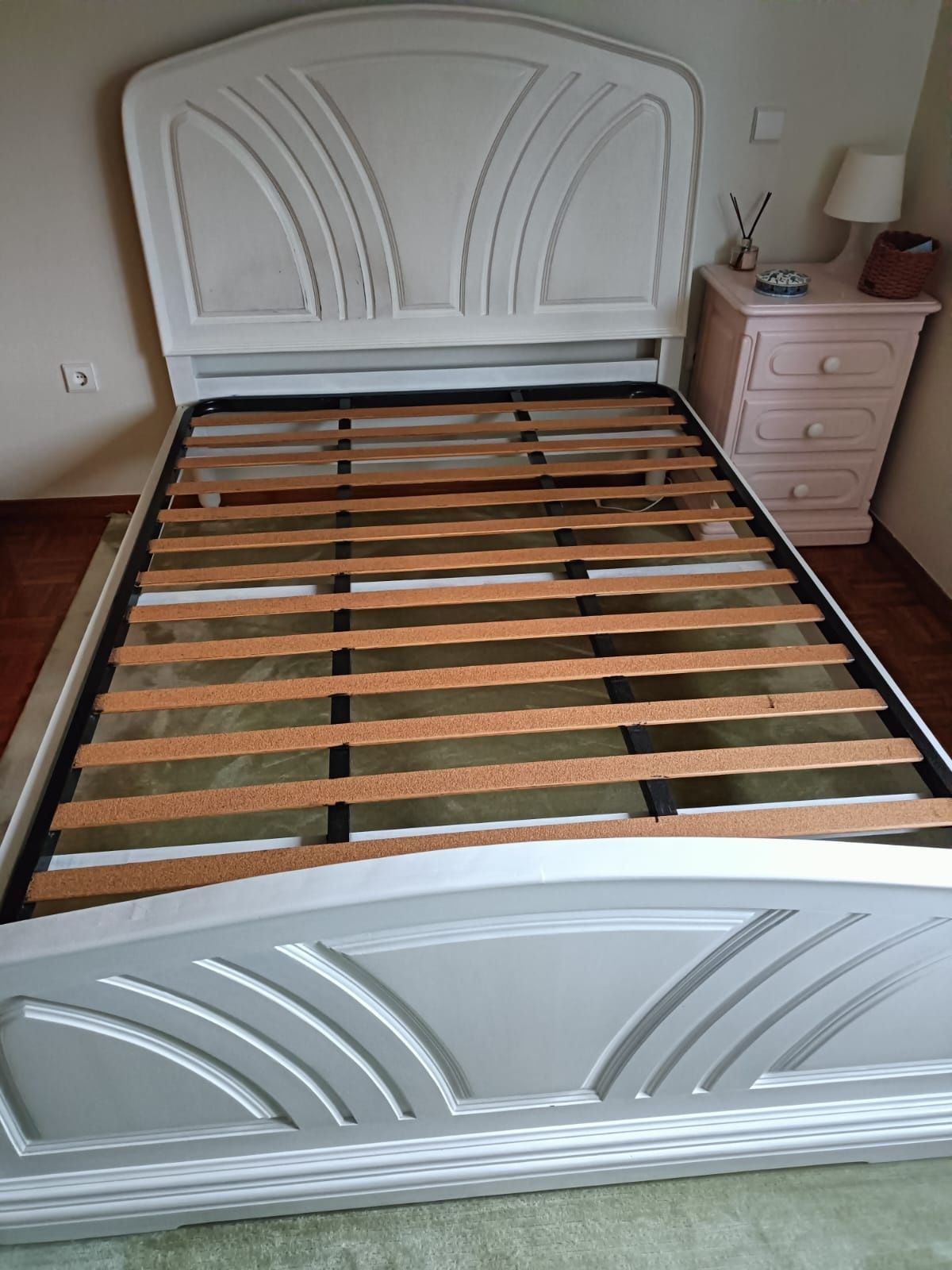 Cama de casal e mesinha de cabeceira de madeira restaurada