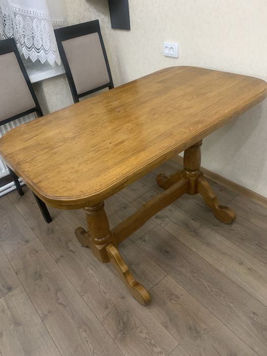Стіл дубовий. Не розкладний.