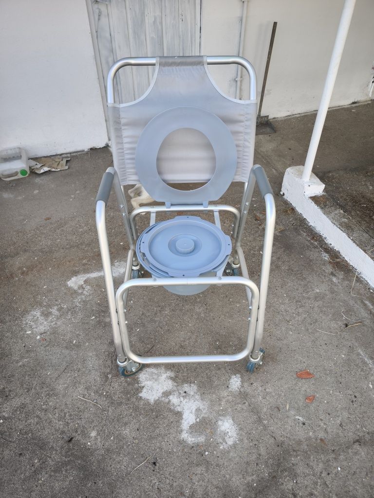 Cadeira sanitária com rodas
