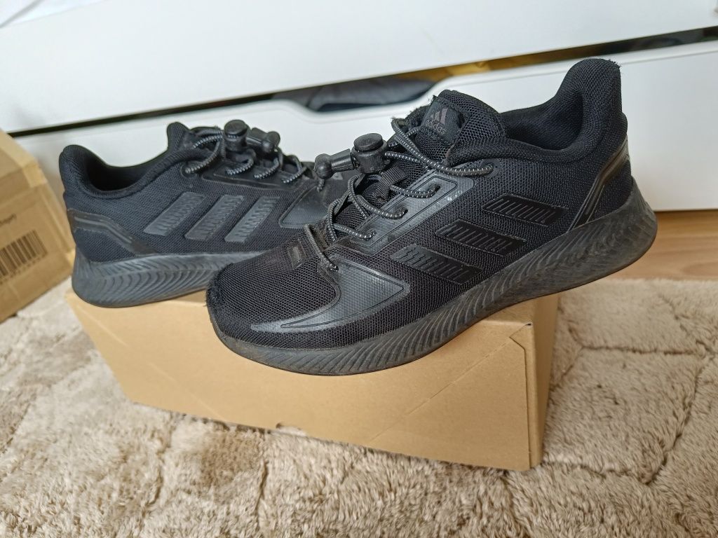 Czarne buty sportowe adidas