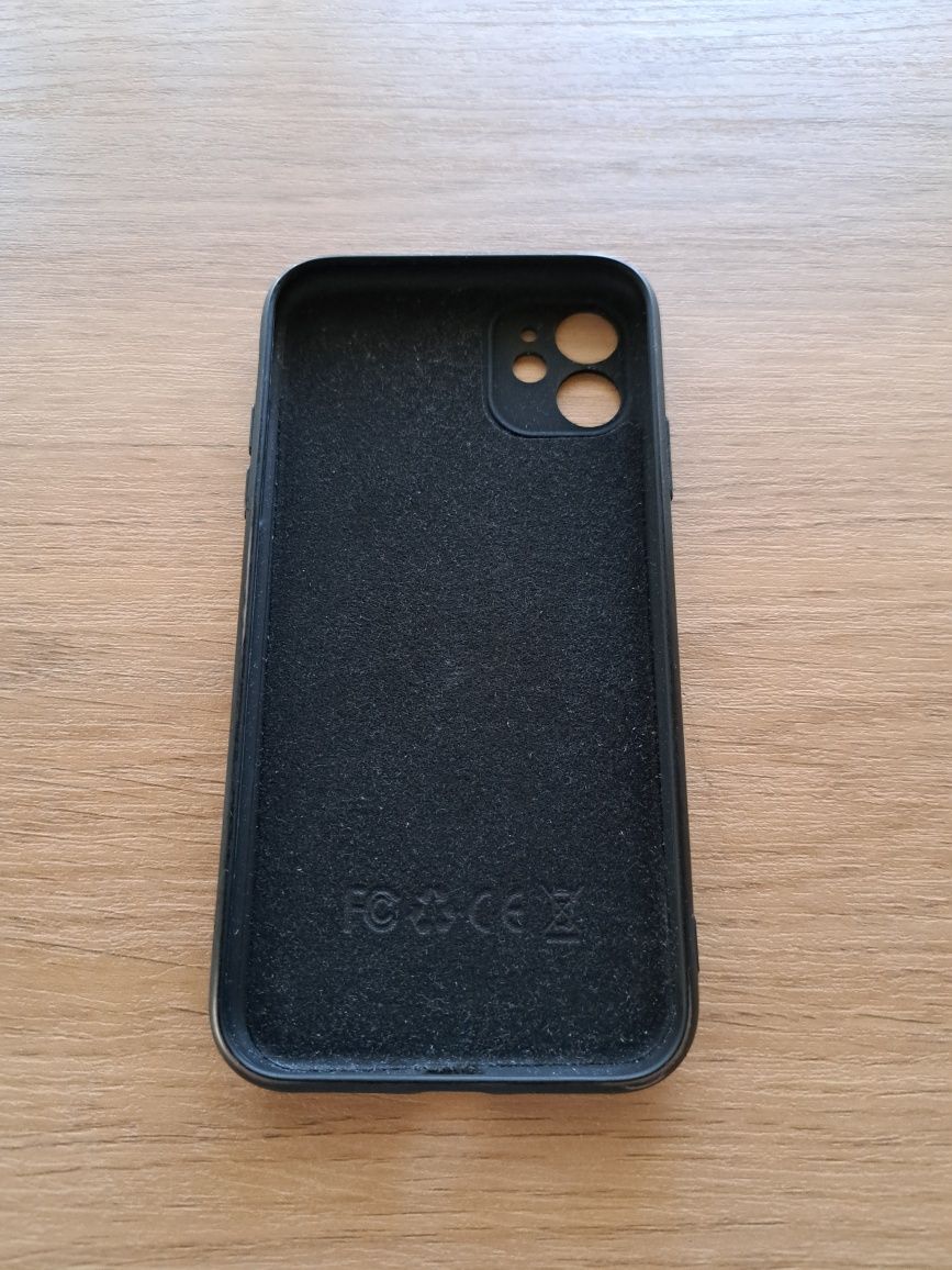 Ofereço 2 capas de Iphone 11 + cabo