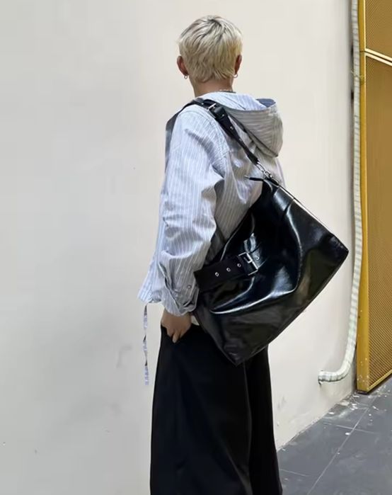 Стильний шопер із шкіри.