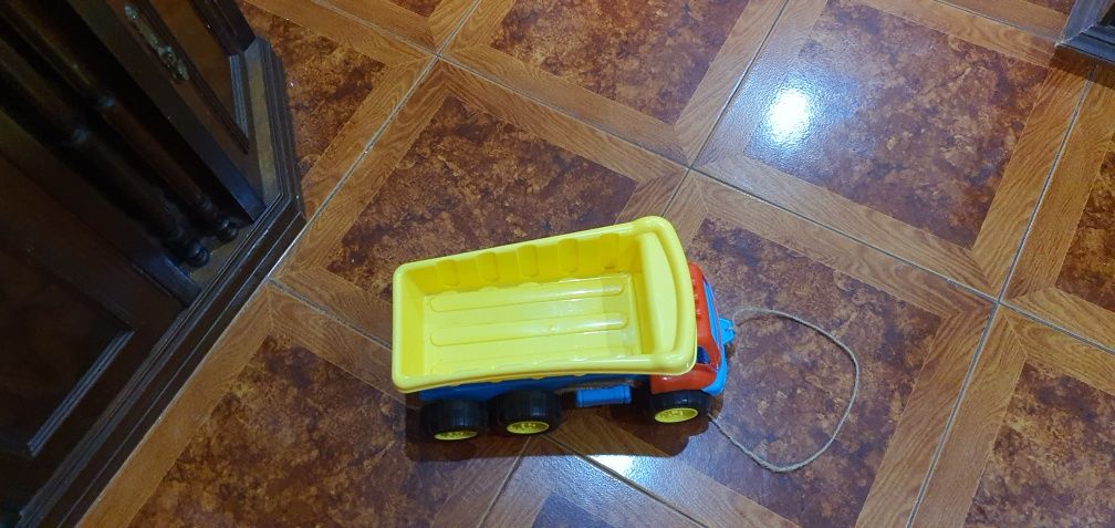 Vendo camioneta de brincar.