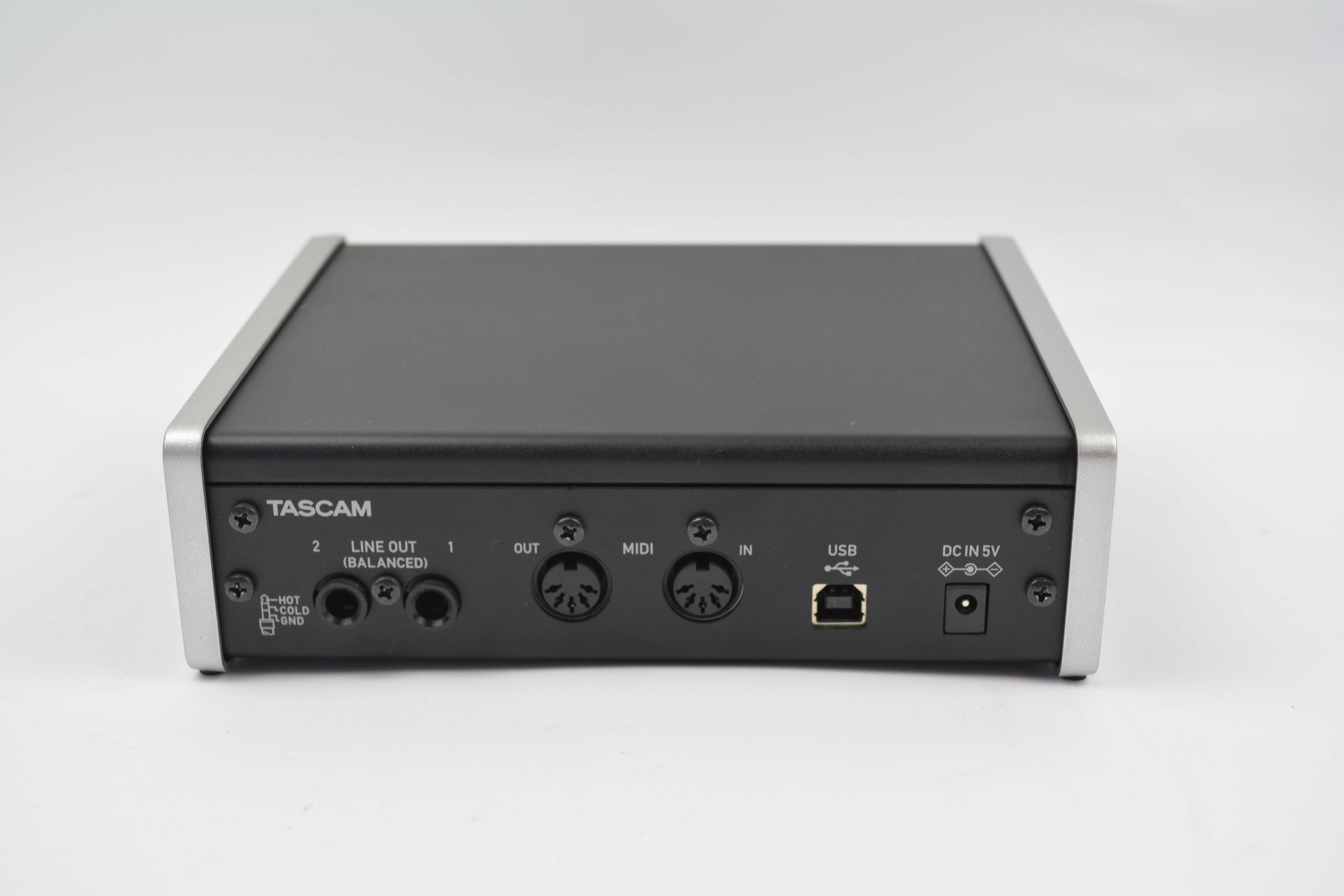 Звуковая карта Tascam US-2x2 аудиоинтерфейс