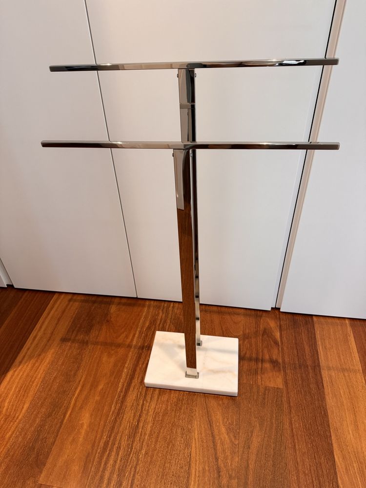 Toalheiro de chao cromado com pedra marmore