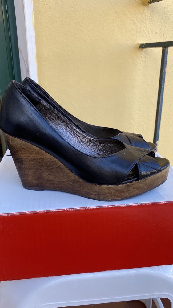 Sapato em pele da marca Foreva