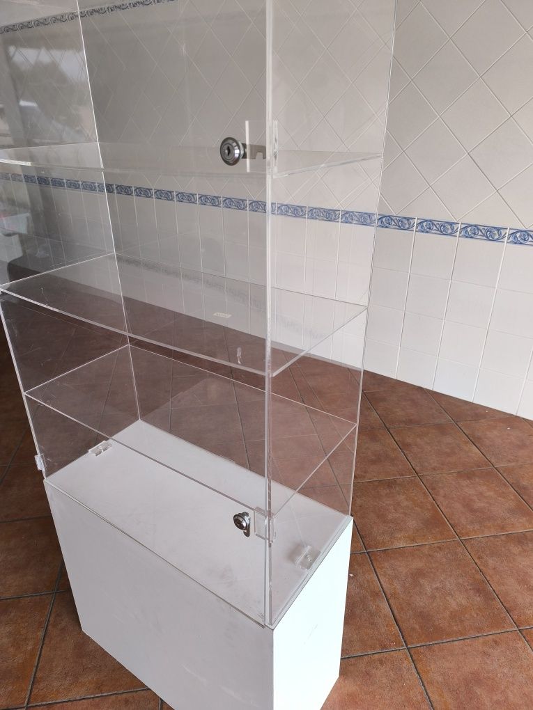 Móvel acrilico com quatro prateleiras e com fechadura