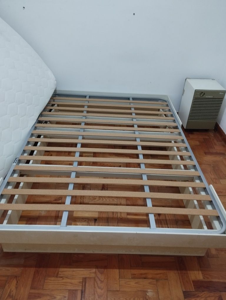 Cama de casal com estrado e colchão