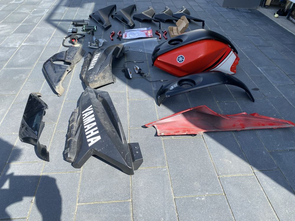Owiewki plastiki czesci plug bok boczek banan bak yamaha yzf r125