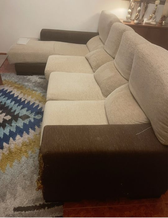 Sofa chaise longue  tem defeito feito pelo gato como mostra na  imagem