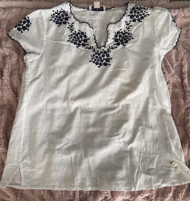 Biała bluzka z granatowym haftem