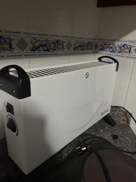 três aquecedores, dois a óleo e um elétrico