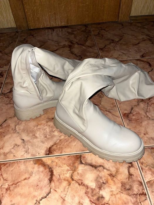 Довгі чоботи світлі