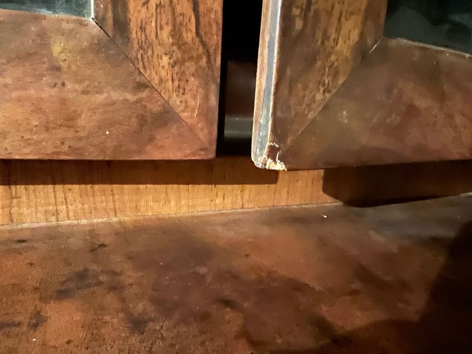 stary kredens pokojowy z witrynką