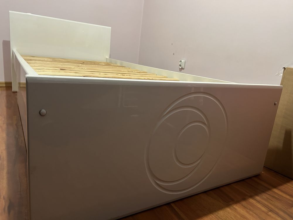 Eleganckie jednoosobowe białe łóżko z praktyczną szufladą