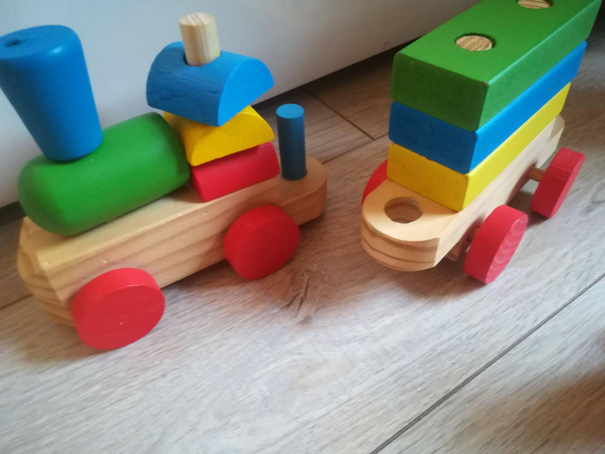 Drewniany pociąg z wagonami i klockami do budowy