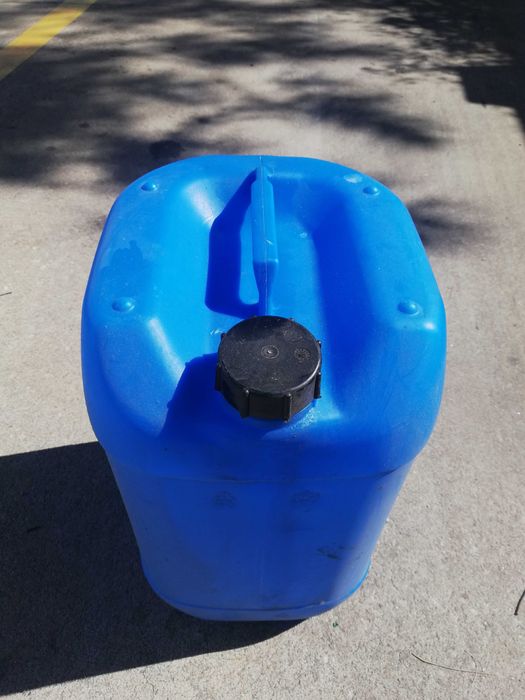 Vendo Jerricans / Bidons de 20 litros (brancos) e 30 litros (azuis)