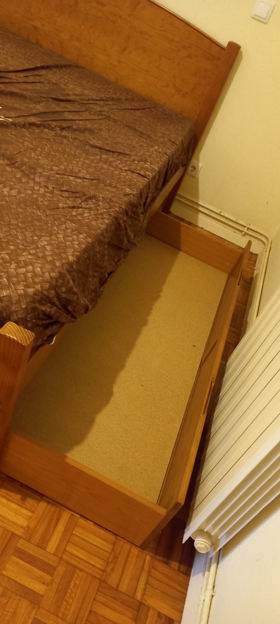 Cama com colchão e estrado