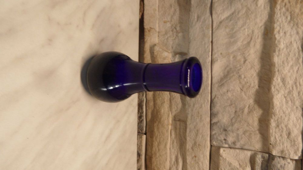 Mały szklany wazonik kobalt