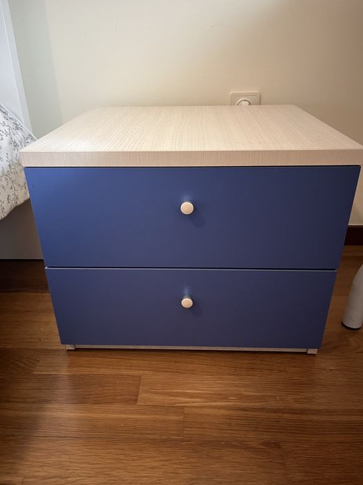 Mesa de cabeceira em bom estado