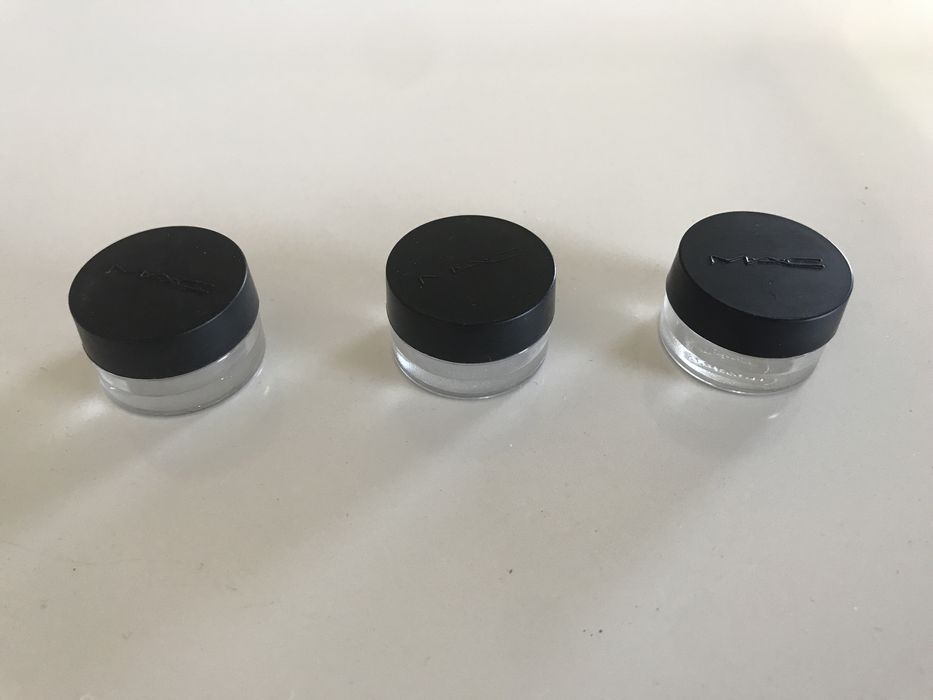 Frasquinhos de amostras da MAC