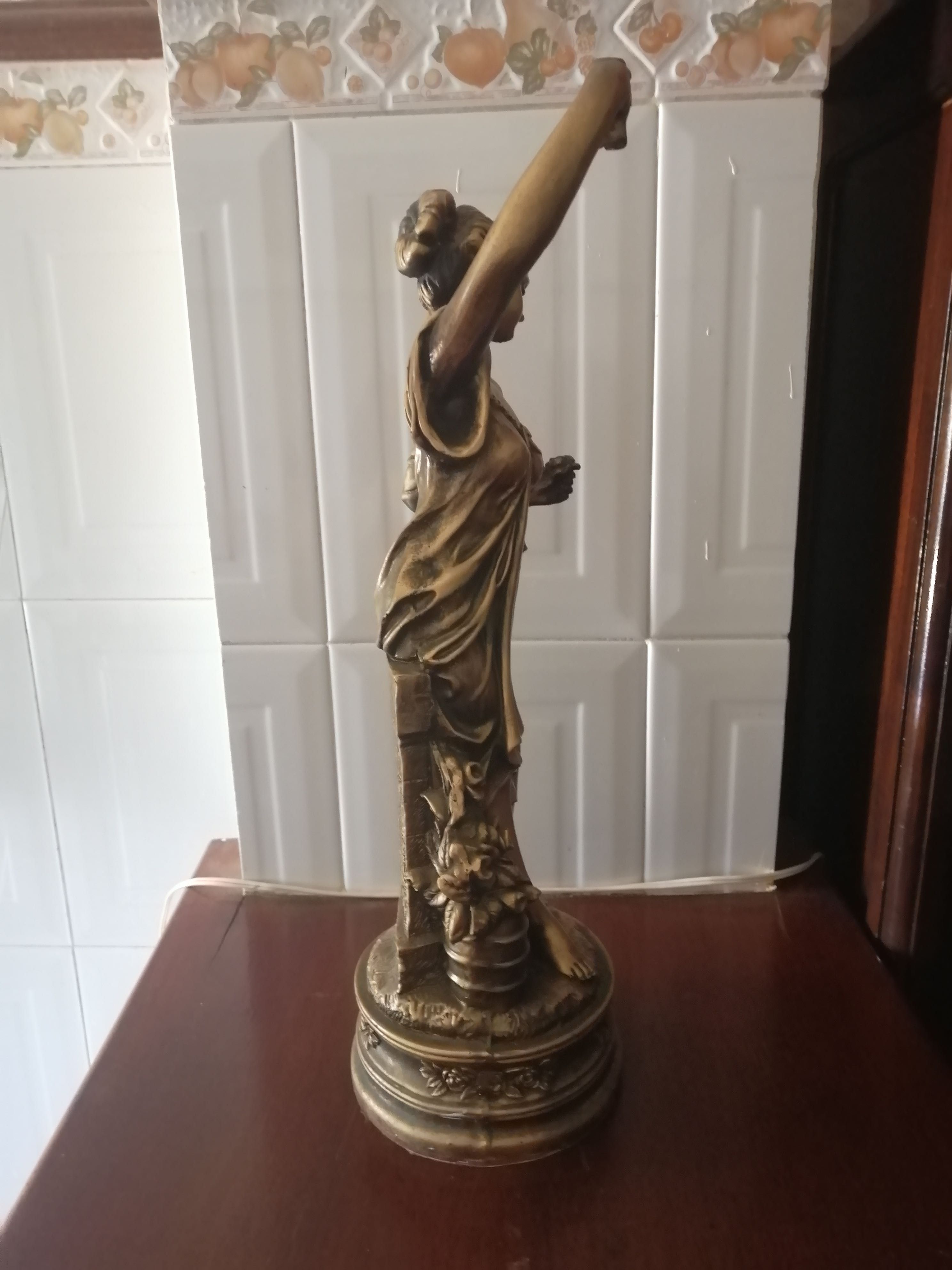 estatueta em loiça