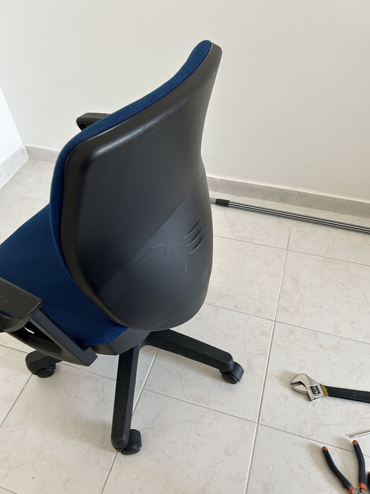 Cadeira rotativa azul com pouco uso
