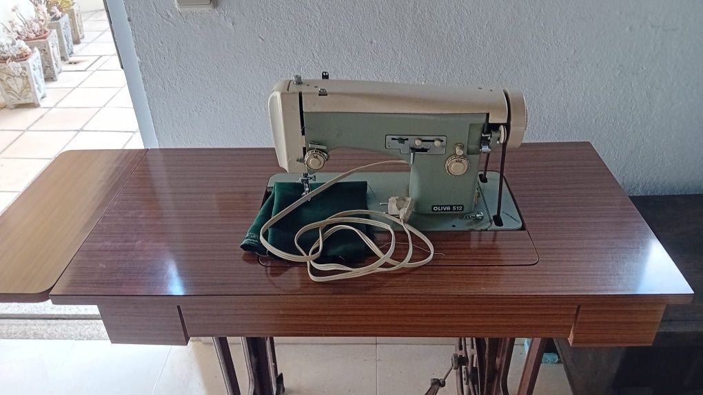 Máquina de Costura OLIVA 512 – Completa, a Funcionar