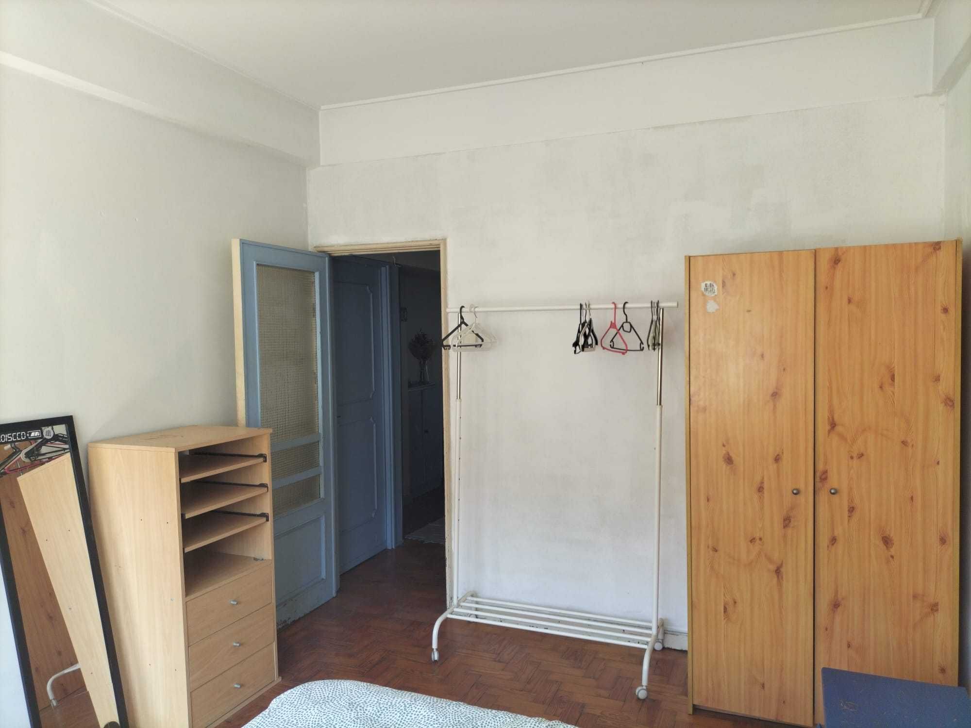 Quarto 350€ Contas incl. meninas estudantes R. Serpa Pinto/Continente
